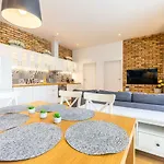 Victus Spacious In The Center By Renters