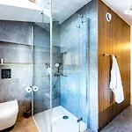 Victus Spacious In The Center By Renters